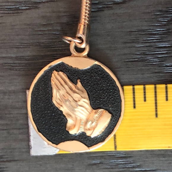 3/$32 VTG 70s Gold Tone/Black Praying Hands Serenity Prayer Religious Key Fob - Picture 8 of 9